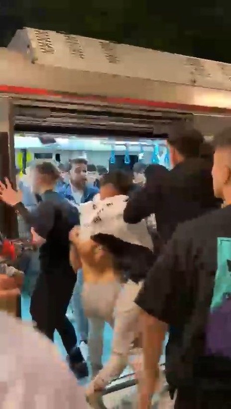 Marmaray'da tekmeli yumruklu kavga çıktı! O anlar kamerada - Resim: 2