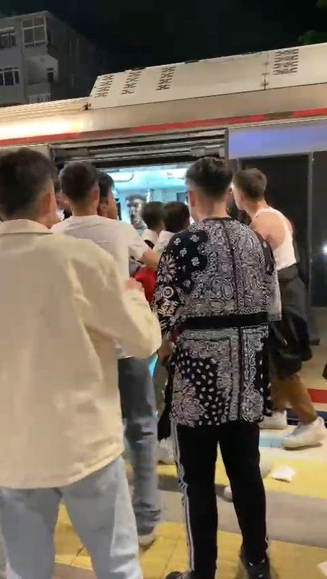 Marmaray'da tekmeli yumruklu kavga çıktı! O anlar kamerada - Resim: 1