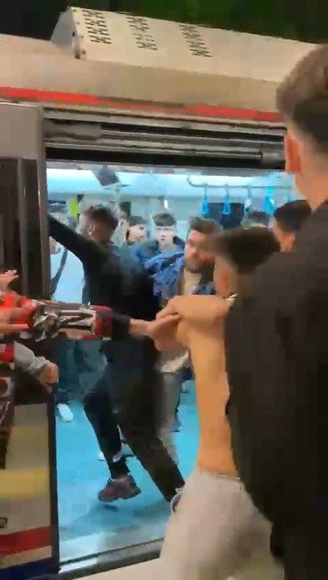 Marmaray'da tekmeli yumruklu kavga çıktı! O anlar kamerada - Resim: 4