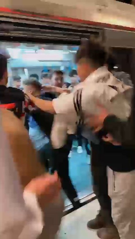 Marmaray'da tekmeli yumruklu kavga çıktı! O anlar kamerada - Resim: 6