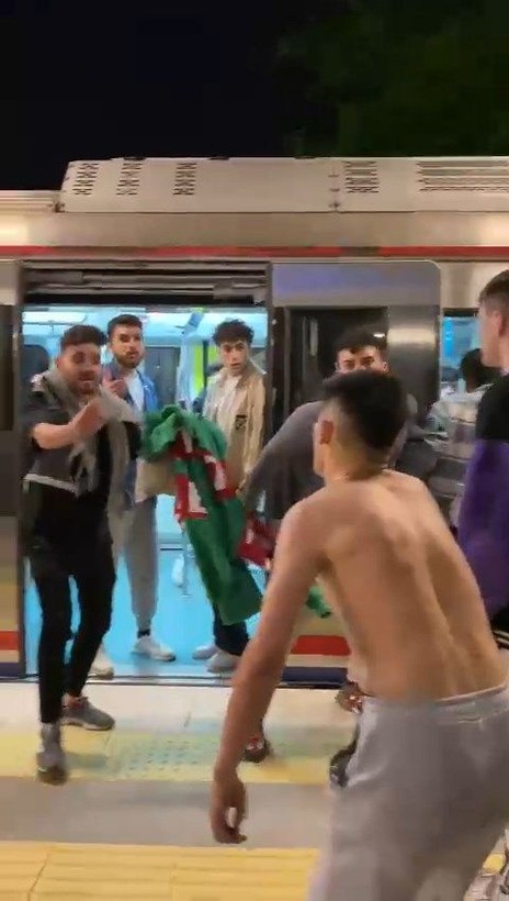 Marmaray'da tekmeli yumruklu kavga çıktı! O anlar kamerada - Resim: 7