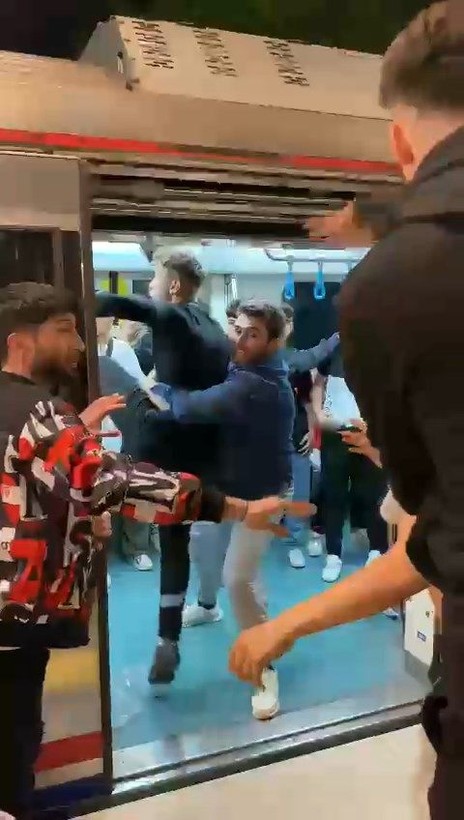 Marmaray'da tekmeli yumruklu kavga çıktı! O anlar kamerada - Resim: 5