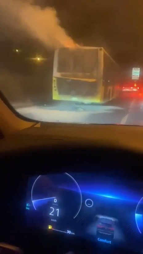 Üsküdar'da İETT otobüsü yandı - Resim: 3