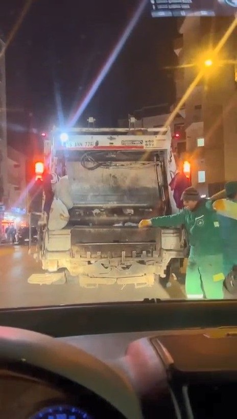 Bursa'da temizlik işçisi Murat Altınışık duyduğu müzik karşısında kendisini tutamadı - Resim: 3