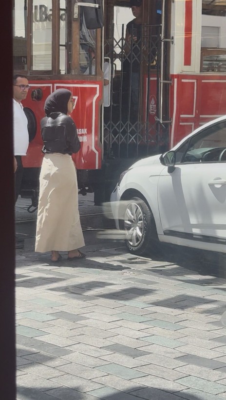 İstiklal Caddesi'nde kaza! Frenle gazı karıştıran sürücü tramvaya vurdu - Resim: 2