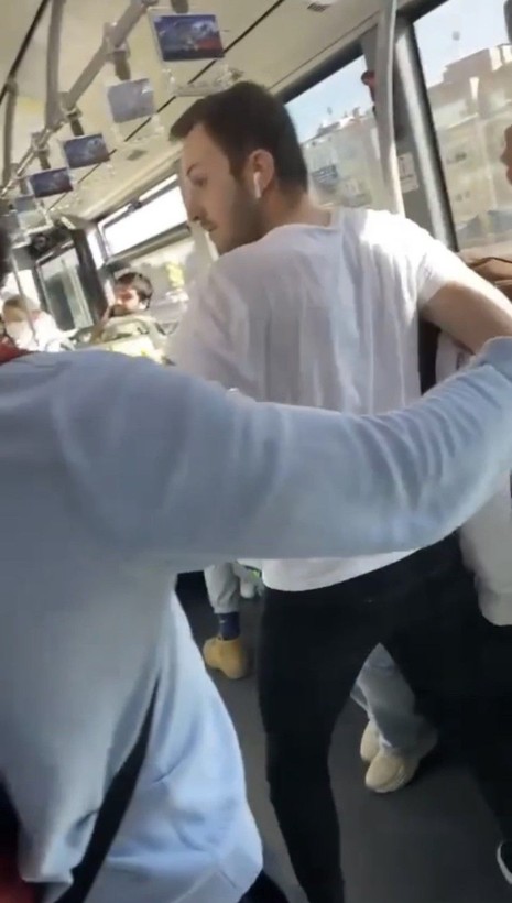 Metrobüste gözü dönen kadın yolcu ortalığı savaş alanına çevirdi! Küfürler edip üzerine yürüdü: "Sen kime dikleniyorsun, ilkokul mezunu..." - Resim: 2