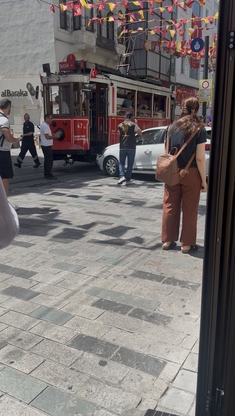 İstiklal Caddesi'nde kaza! Frenle gazı karıştıran sürücü tramvaya vurdu - Resim: 3