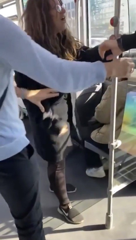 Metrobüste gözü dönen kadın yolcu ortalığı savaş alanına çevirdi! Küfürler edip üzerine yürüdü: "Sen kime dikleniyorsun, ilkokul mezunu..." - Resim: 3