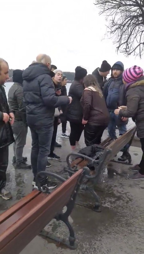 Emirgan Sahili'nde yürüyüş yapan görme engelli çift merdiven boşluğunu fark edemedi: Denize düştüler! - Resim: 5