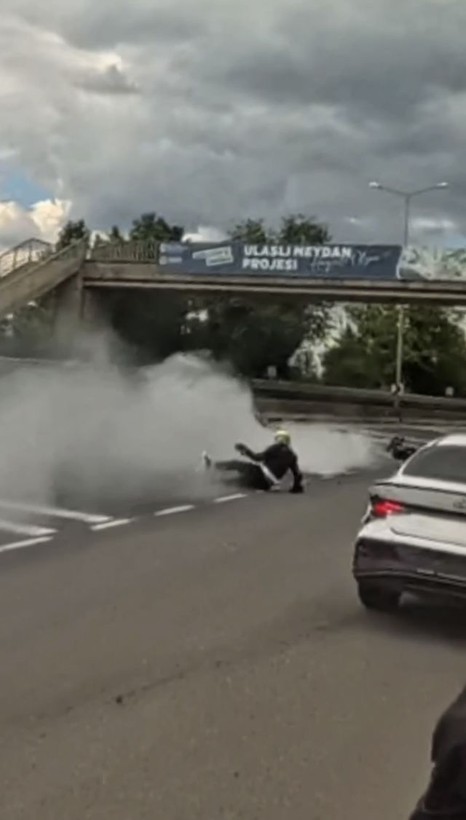 3 motosiklet ve otomobilin karıştığı kaza kask kamerasında - Resim: 4