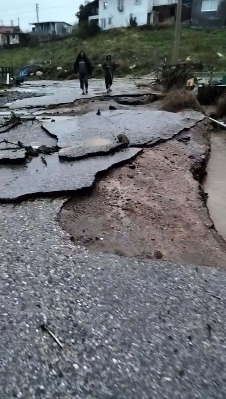 İzmir'de etkili olan sağanak hayatı felç etti: Dereler taştı, denizin rengi değişti, evleri su bastı - Resim: 2