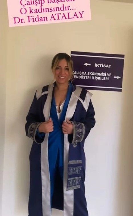 İzmir'de mini eteğiyle ve dekolteli kıyafetleriyle ders anlatan Fidan Öğretmen Doktor unvanı aldı - Resim: 9