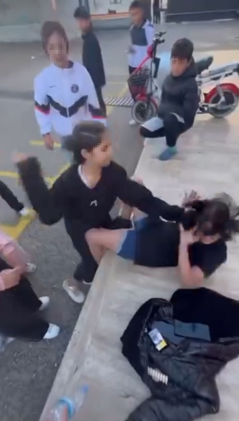 İlkokulda akran zorbalığı! 11 öğrenci bir öğrenciyi yerlerde sürükledi - Resim: 1