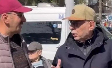 Şener Şen deliye döndü! Şen usta sanatçı Kayhan Yıldızoğlu'nun cenazesinde fotoğraf çektirmek isteyenlere sert çıktı! - Resim: 8