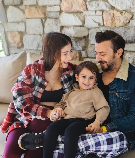 Hazal Kaya, eşi Ali Atay'ın doğum günü dudak dudağa verdikleri pozla kutladı: Beğeni ve yorum yağdı - Resim: 1