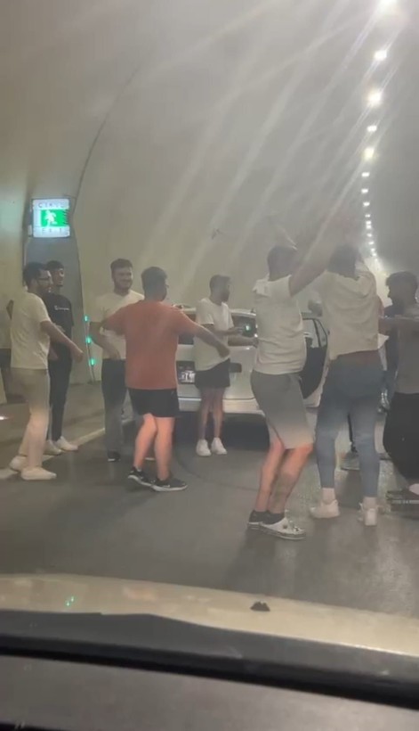 Beykoz'da asker eğlencesi için tüneli trafiğe kapatıp diğer vatandaşları mağdur eden 7 kişi yakalandı - Resim: 1