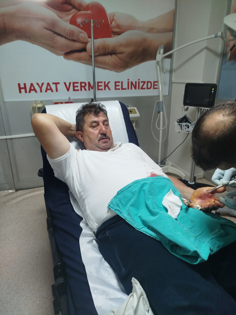 Parkta sevgilisiyle uygunsuz hareketler yapan şahıs kendisini uyaran muhtarı bıçakladı - Resim : 1