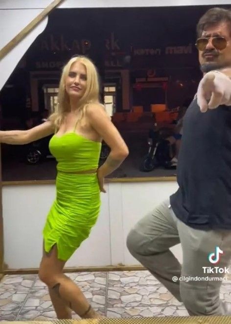 Çılgın dondurmacının sarışın kadınla dansı binlerce izlenme aldı! İşte Çılgın Dondurmacı'nın yeşil elbiseli kadınla sosyal medyanın gündemine oturan dansı - Resim: 8