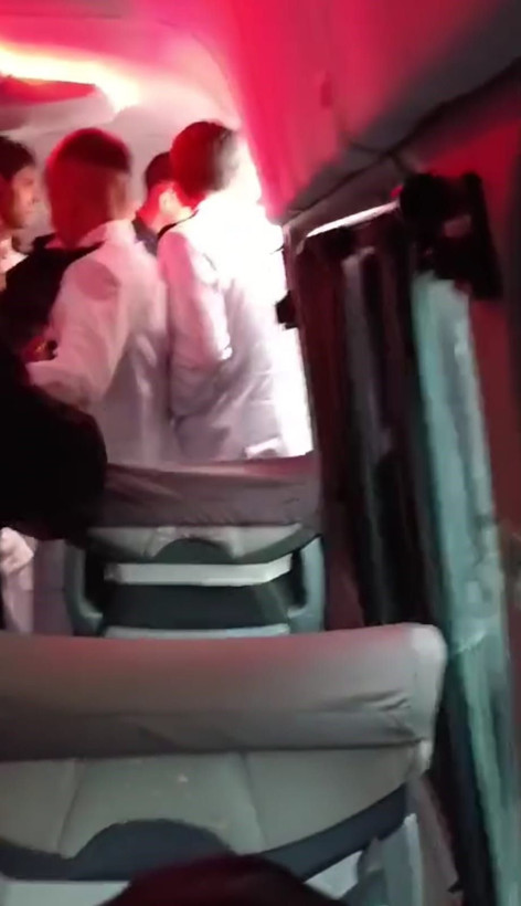 Minibüs şoförleri özel servis kiralayan üniversite öğrencilerine kızdı, yol keserek darp etti - Resim: 2