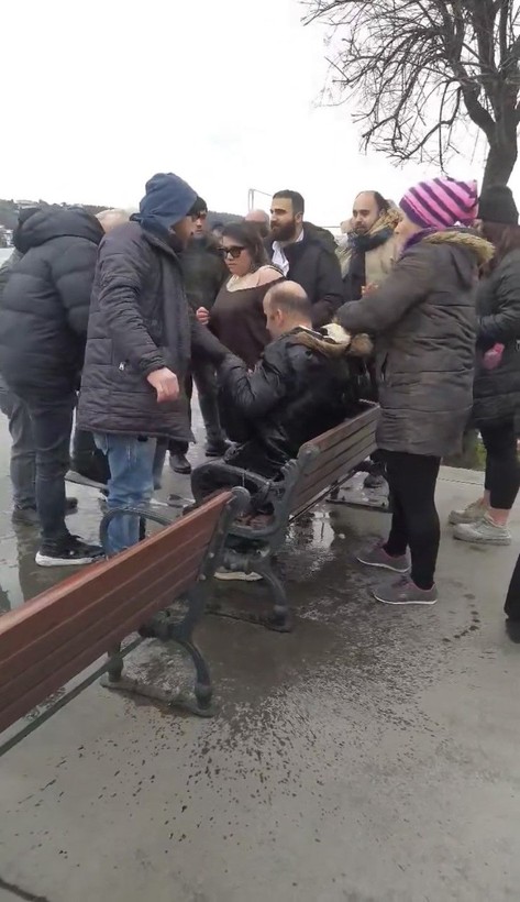Emirgan Sahili'nde yürüyüş yapan görme engelli çift merdiven boşluğunu fark edemedi: Denize düştüler! - Resim: 7