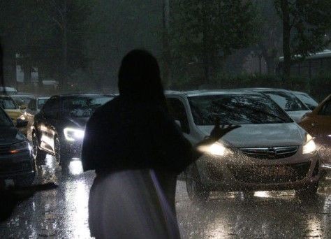 Son dakika! Ankara'da çatılar koltuklar uçmuştu sıra İstanbul'da... Meteoroloji'den 20 il için sarı kodlu uyarı! Sıcaklıklar birden düşecek - Resim: 1