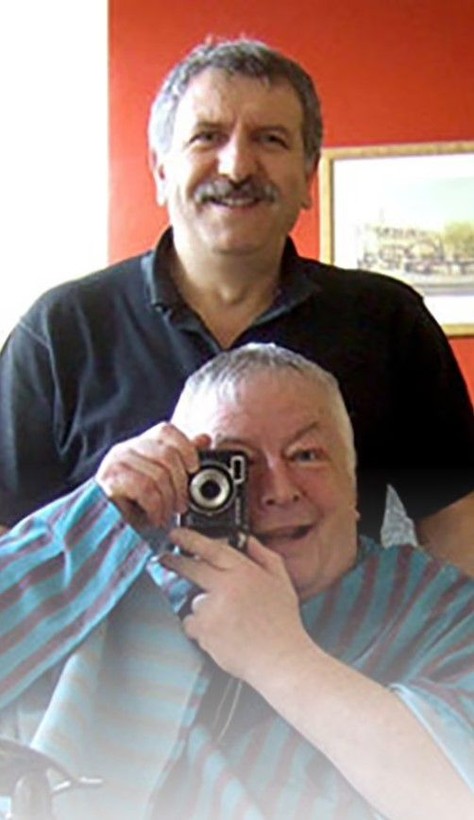 50 yıldır aynı berbere giden adam her yıl selfie çekti! Muhteşem dönüşüm fotoğraf karelerine yansıdı - Resim: 3