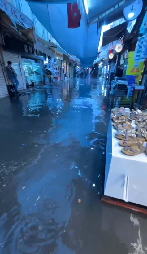 İzmir'de sağanak hayatı felç etti: Ev ve işleri sulara gömüldü - Resim: 6