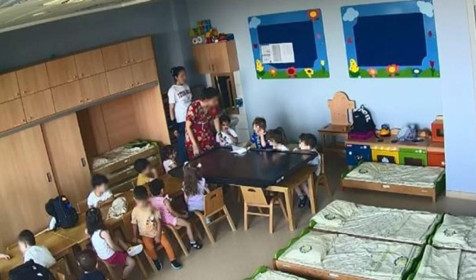Çocuğun oyuncak bebeğe yaptıkları şiddet skandalını ortaya çıkardı