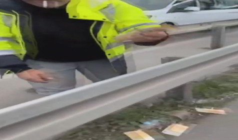 Kuryenin fermuarı patladı paralar yola saçıldı! 84 bin Euroluk panik