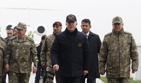 Milli Savunma Bakanı Hulusi Akar beraberindeki komutanlarla Suriye sınırında inceleme ve denetlemelerde bulunuyor