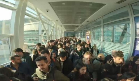Yurt dışı çıkış harcı ve IMEI kayıt ücretlerine 2023 yılında zam gelecek olması nedeniyle vatandaşlar Sarp Sınır Kapısı'nda yoğunluk oluşturdu
