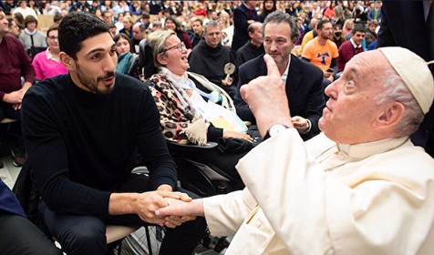 FETÖ'cü hain Enes Kanter'den skandal hareket! Dizlerinin üzerine çöküp Papa'ya ülkemizi şikayet etti