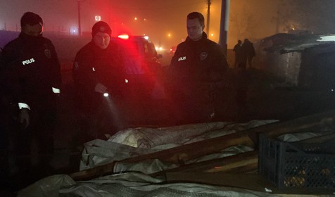Elektrik direğini çalan hırsız polisi görünce olay yerinden atla kaçtı