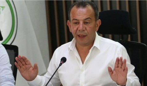 Bolu Belediye Başkanı Tanju Özcan'a belediye binasında bıçaklı saldırı girişimi