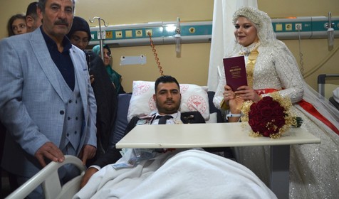 Şanlıurfa'da kazada damadın ayakları kırıldı, nikahları hastanede kıyıldı