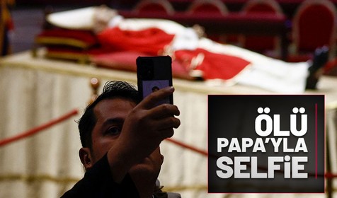 Hayatını kaybeden 16. Papa Benedictus'un naaşı Vatikan'da sergileniyor! Papa'nın naaşının önünde selfie çektiler