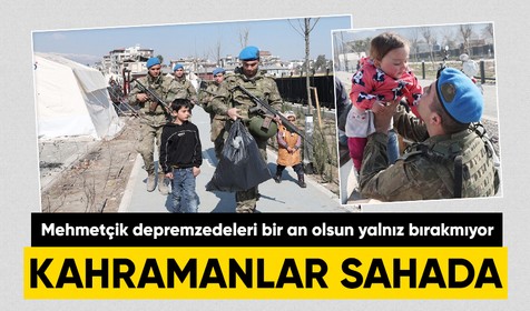Asker millet el ele depremin yaralarını sarıyor: Mehmetçik'in çabaları herkesi duygulandırıyor