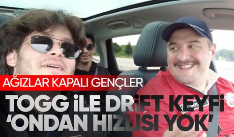 Bakan Varank,  TEKNOFEST etkinliğinde yerli ve milli otomobil Togg'a aldığı gençler ile drift keyfini yaşadı