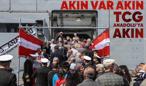 TCG Anadolu gemisine yoğun ilgi! Sarayburnu Limanı'nda kapılarını açmasıyla ziyaretçi akınına uğradı