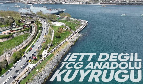 TCG Anadolu Gemisini ziyaret etmek isteyen vatandaşlar Sarayburnu'nda kilometrelerce kuyruk oluşturdu