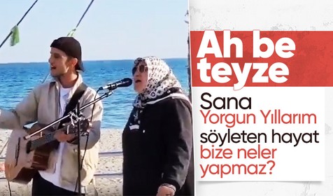 Sokak sanatçısının seslendirdiği 'Yorgun Yıllarım' parçasına eşlik eden teyze sosyal medyada viral oldu