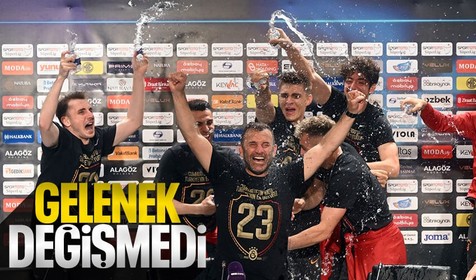 Galatasaray'ın yıldızlarından basın toplantısındaki Okan Buruk'a şampiyonluk sürprizi!