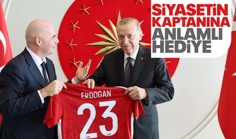 Cumhurbaşkanı Erdoğan, FIFA Başkanı Gianni Infantino ile görüştü! Infantino Cumhurbaşkanı Erdoğan'a forma hediye etti!