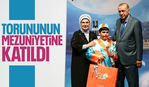 Cumhurbaşkanı Erdoğan torununun mezuniyet törenine katıldı! Cumhurbaşkanı ve eşi Emine Erdoğan mezun olan torunu Ali Tahir ile hatıra fotoğrafı çektirdi