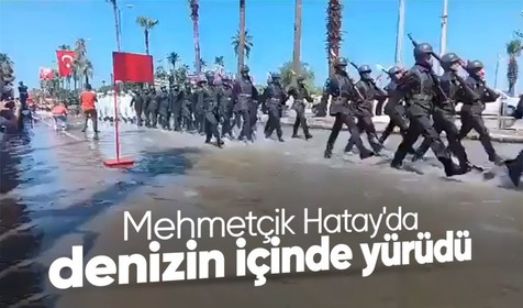 Hatay'daki 30 Ağustos Zafer Bayramı'nda taşkın sularına aldırış etmeyen askerler resmi törende gururlandırdı
