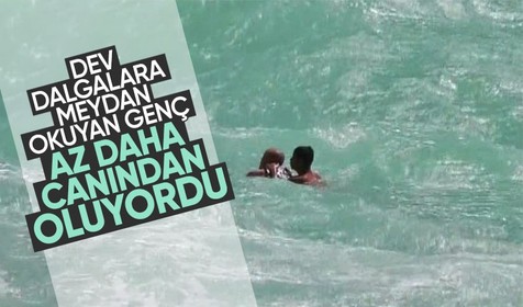 Antalya’da dev dalgalara rağmen denize giren genç az daha can veriyordu