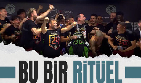 Galatasaray'da futbolcular Okan Buruk'un basın toplantısını bastı