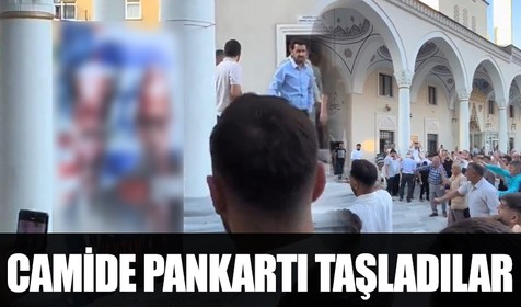 Bağcılar'da bayram namazında Gazze protestosu! Netanyahu ve Biden'ın olduğu pankartı taşladılar
