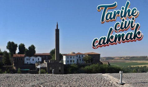 Diyarbakır'da UNESCO listesindeki tarihi surlara afiş ve pankart asmak için çiviler çakıldı