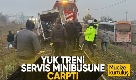 Kırklareli'nde hemzemin geçitte trenin çarptığı servis minibüsündeki 2 kişi yaralandı